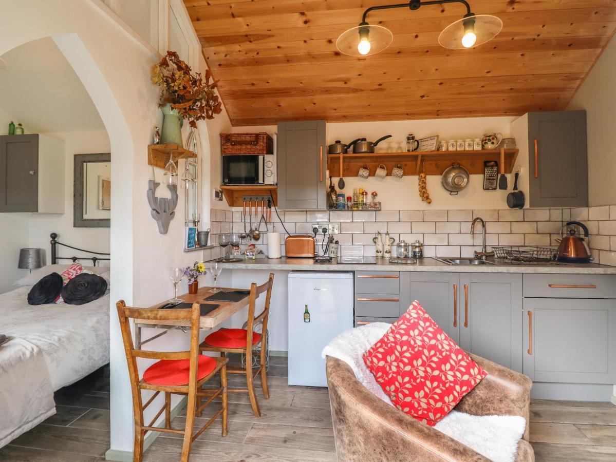 Chateau Petit Caersws Екстериор снимка