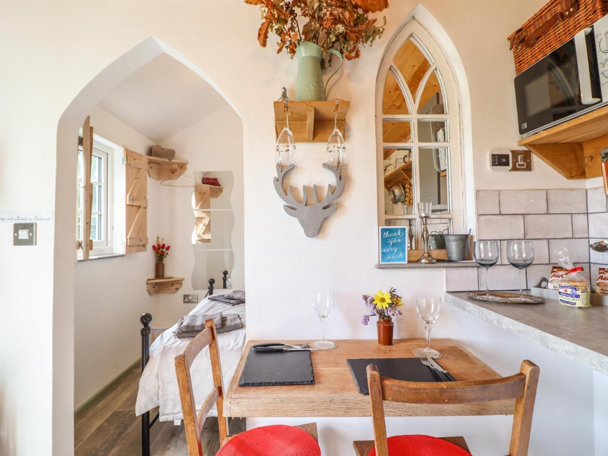 Chateau Petit Caersws Екстериор снимка